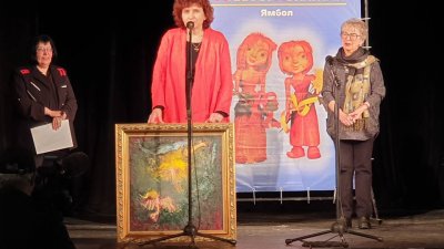 Директорът на Кукления театър Христина Арсенова (в средата) получи наградите на фестивала. Снимка Куклен театър и Архив Черноморие-бг