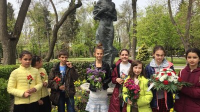 Ученици от гимназията всяка година поставят цветя на паметника на Петя. Снимки СУ Св. св. Кирил и Методий