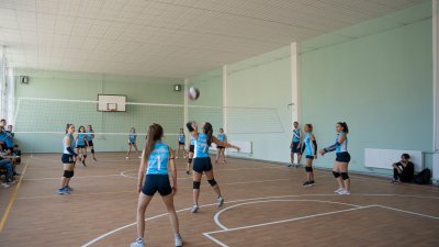 Турнирът по волейбол беше първият в обновения салон. Снимки ПГТ Проф. д-р Асен Златаров