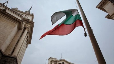 Днес в цялата страна българският трибагреник ще бъде свален наполовина. СНимката е илюстративна