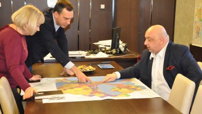 Министър и кмет обсъдиха възможността за изграждане на нов стадион. Снимка Община Бургас
