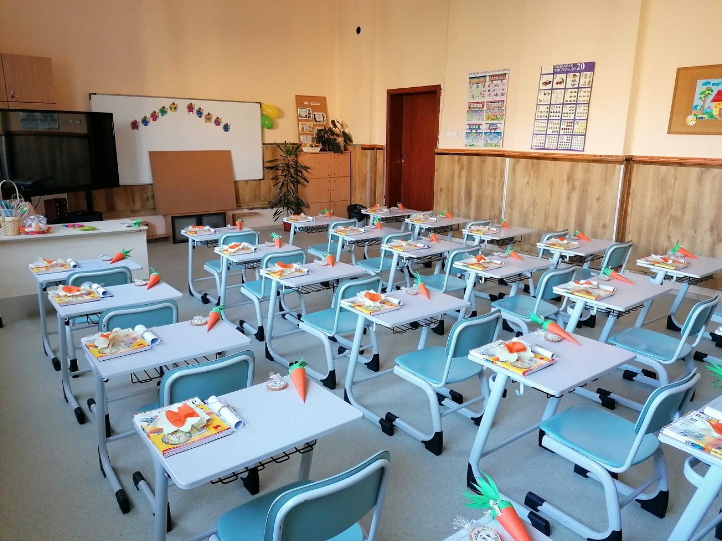 С 200 са повече учениците, които тази година тръгнаха на училище в Бургас. Снимки Община Бургас