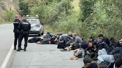 Групата е задържана на пътя край Крушевец. Снимка БНТ 