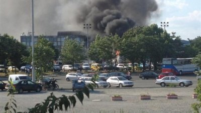Черни облаци се извиха над паркинга на летището минути след взрива в автобуса. Снимки Архив Черноморие-бг