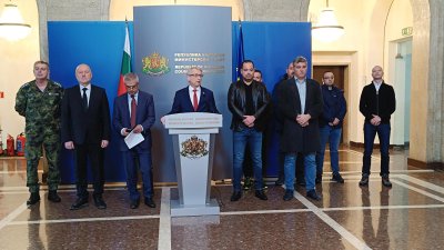Всички институции са мобилизирани, каза след спешна среща премиерът Николай Денков (в средата). Снимки Министерски съвет