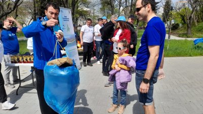 Събралите най-много килограми отпадъци получиха награди. Снимки Община Бургас