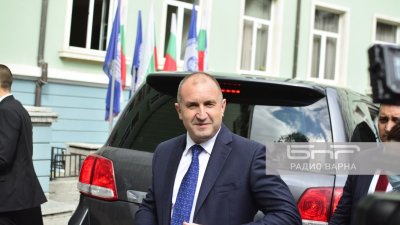 Президентът Радев е на посещение във Варна, а тази вечер ще посети Созопол за празника на града