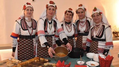 Жените от читалище Просвета 1929 от село Люляково представиха автентичен фолклор пред австрийските домакини. Снимки РИМ - Бургас