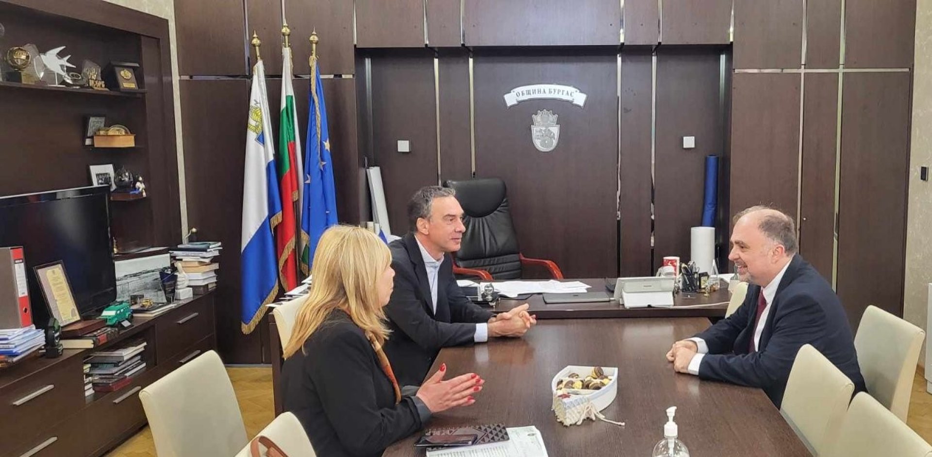 Министър Найден Тодоров (вдясно) бе на работна среща с кмета Димитър Николов и зам.-кмета Диана Саватева. Снимки Министерство на културата