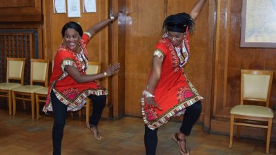 Танцьорите Яма Ндионе и Фату Диапо ще покажат африкански танци. Снимки Пресцентър Община Бургас 