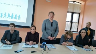 Министър Деница Савчева (в средата) презентира Закона за социалните услуги. Снимки Лина Главинова