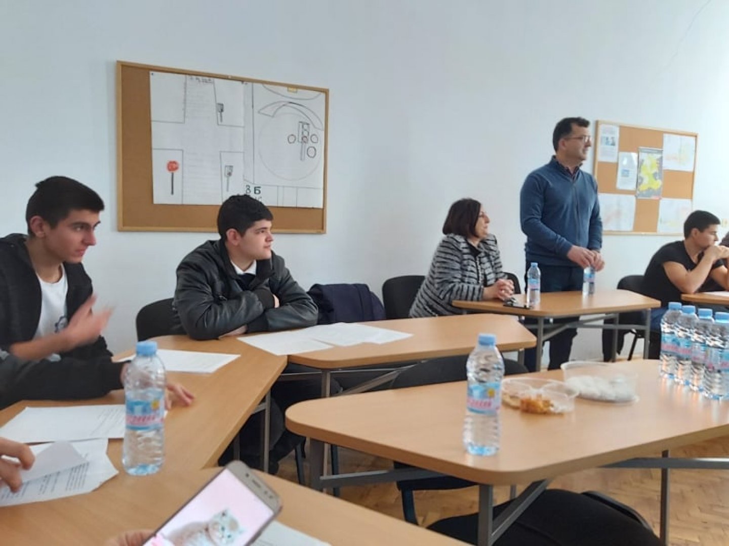 Евродепутатът Асим Адемов посети бургаската гимназия. Снимки ПГМЕЕ