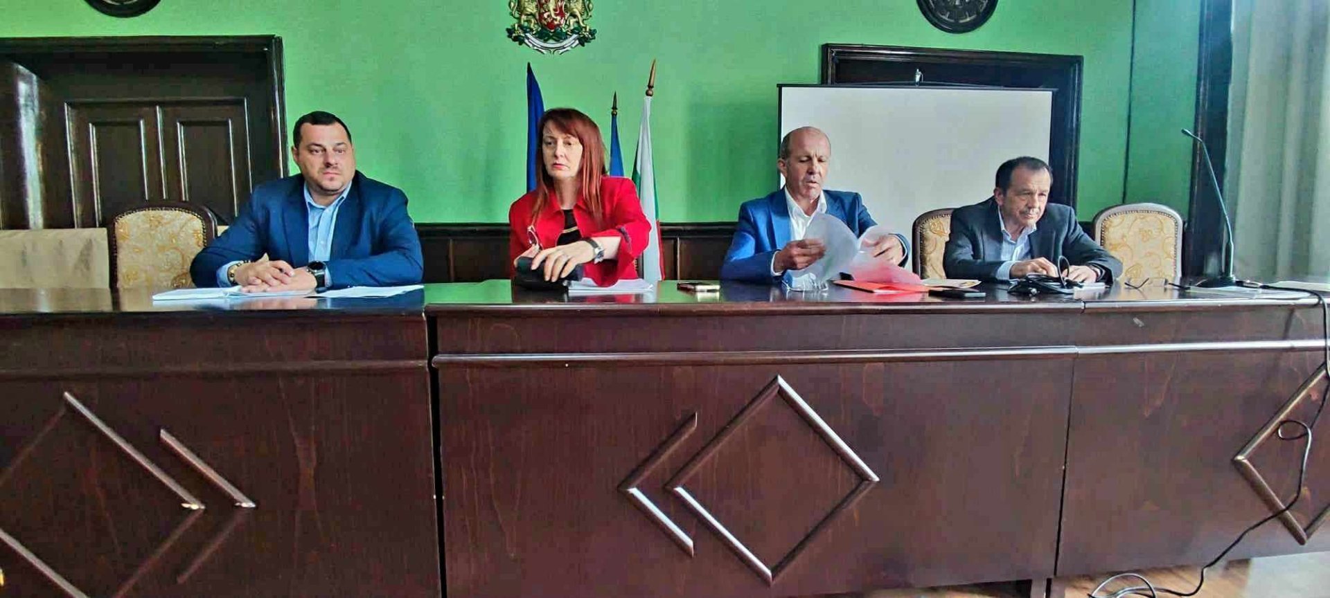 Изпълнителният директор на БАБХ Димитър Германов (вторият отдясно наляво) е дал указание да се набележат конкретни мерки по райони във връзка с влошената епизоотична обстановка в страната. Снимка Областна управа