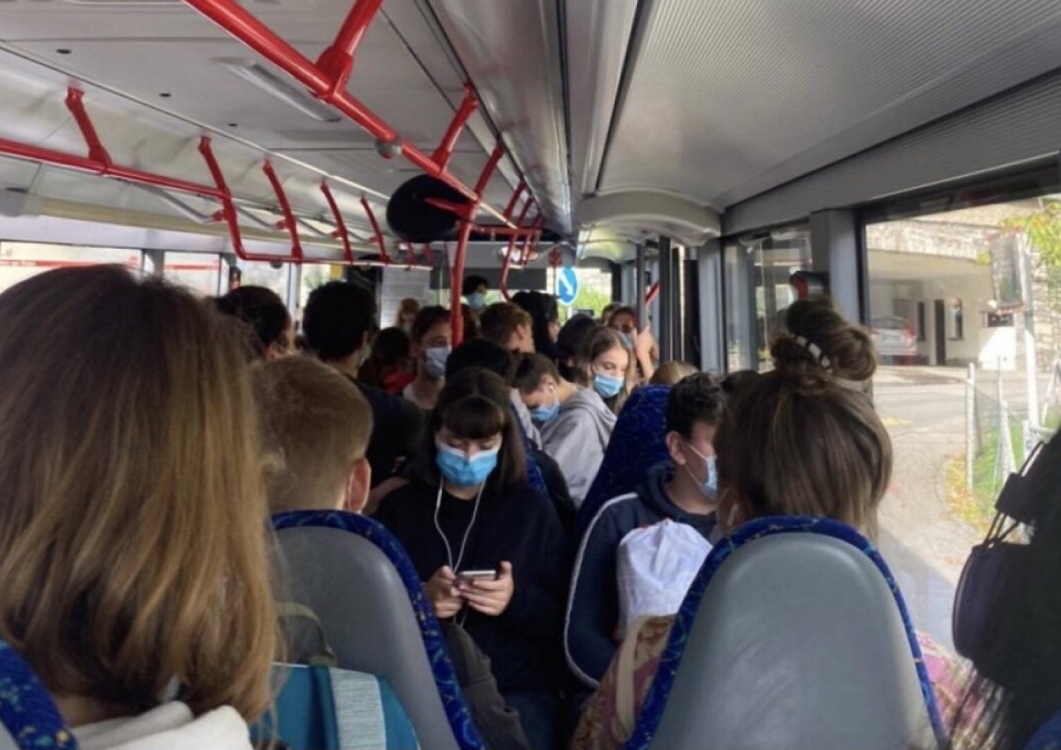 В Швейцария маските са задължителни само в затворени помещения, но в обществения транспорт е трудно да се спазва дистанция. Снимкa Ticinoline