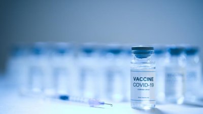 ЕМА ще обсъжда въпроса с връзката между поставянето на ваксината и образуването на тромби. Снимка iStock