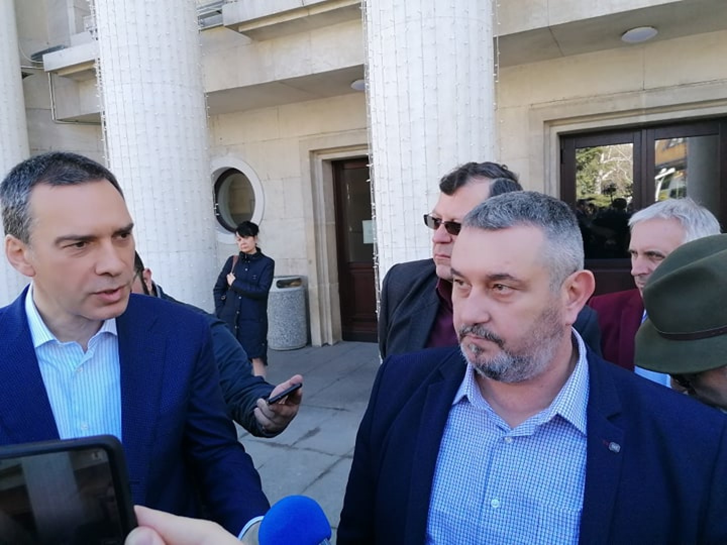 Свободното движение на хората под карантина е нарушение, каза кметът Димитър Николов (вляво). Снимка Лина Главинова