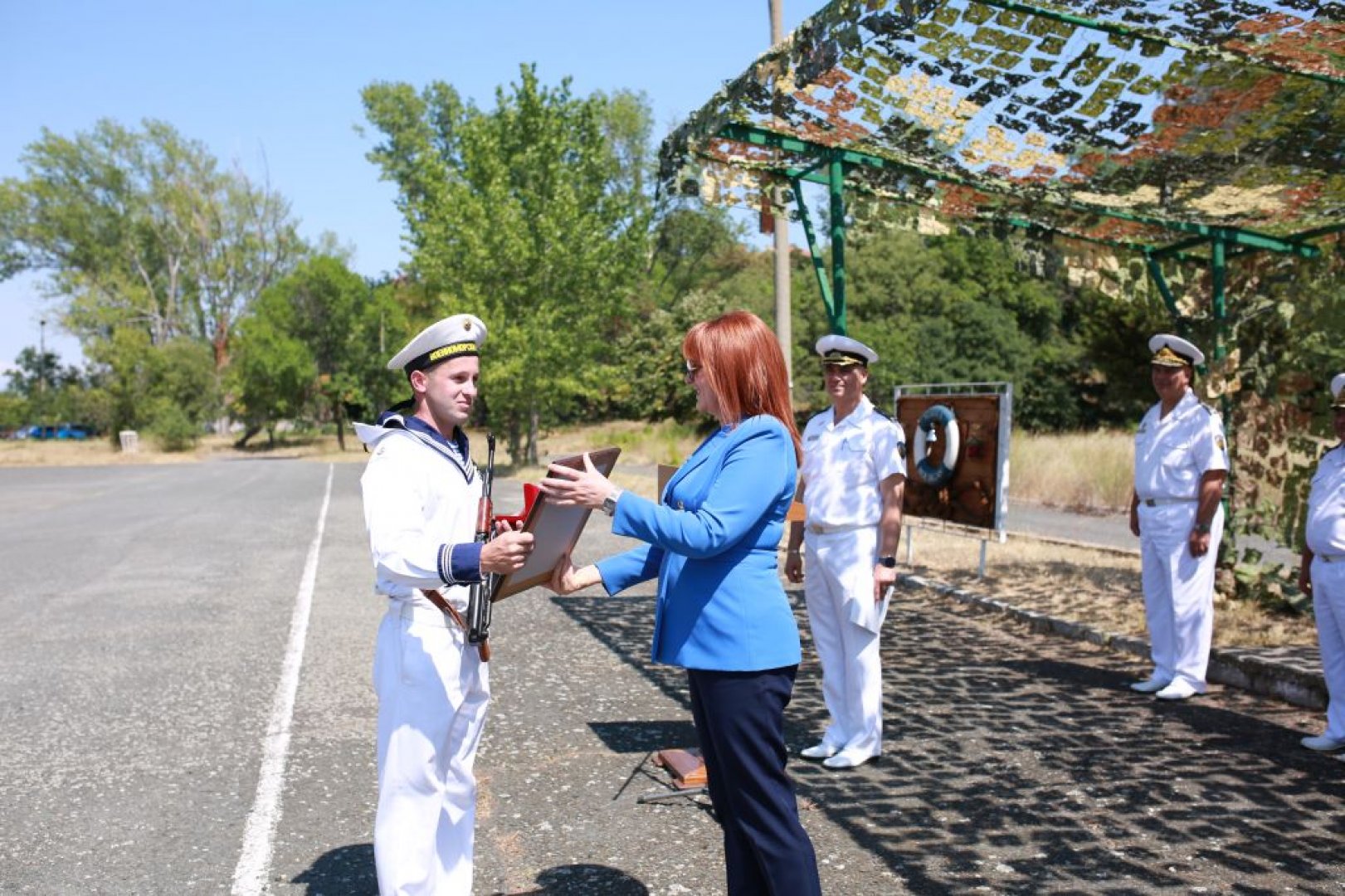 Областният управител Мария Нейкова връчи награда на отличен военнослужещ. Снимки ВМС