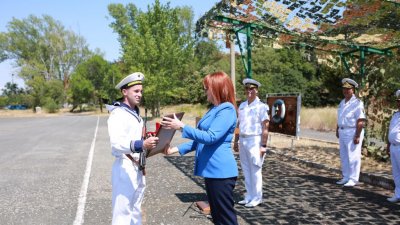 Областният управител Мария Нейкова връчи награда на отличен военнослужещ. Снимки ВМС