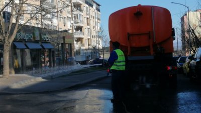 Тази сутрин бяха измити улиците в най-големия комплекс на Бургас - Меден рудник. Снимки Татяна Байкушева
