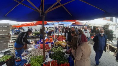 Съботният пазар на открито в Къркларели е бил пълен с местни. Снимки Недрет Бензет