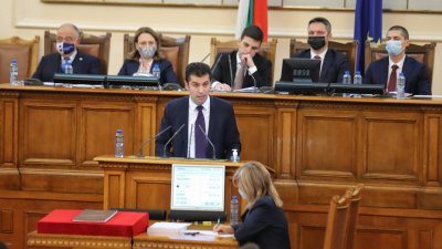 Правителството с министър-председател Кирил Петков (на трибуната) бе гласувано на извънредно заседание на Народното събрание
