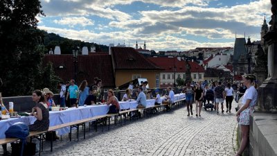 С организирана вечеря на Карловия мост в Прага казаха чао на вируса. Снимка Джейсън Пиродски