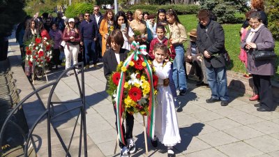 С венци и цветя арменците почетоха годишнината от геноцида над своите предшественици. Снимки Авторът