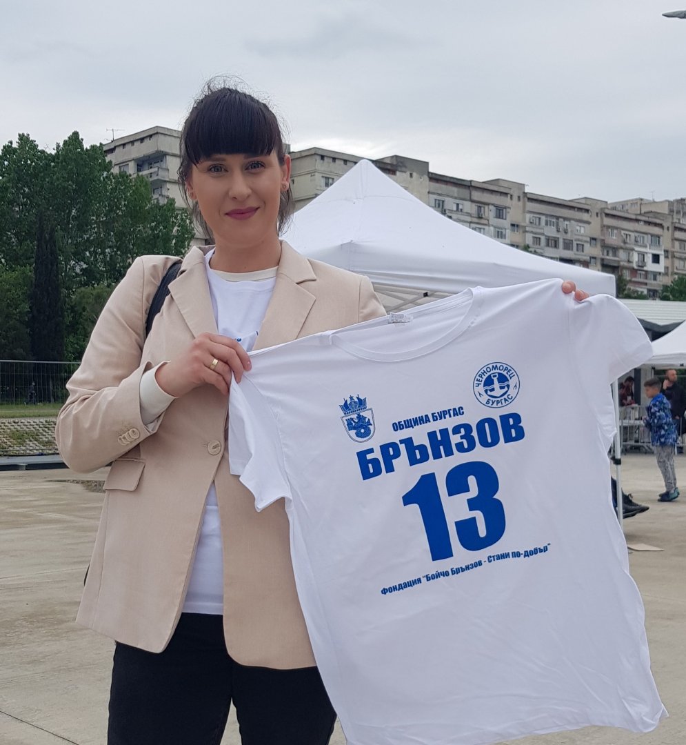 Анелия Долапчиева е една от 1000 бургазлии, които вече притежават емблематичната тениска с №13