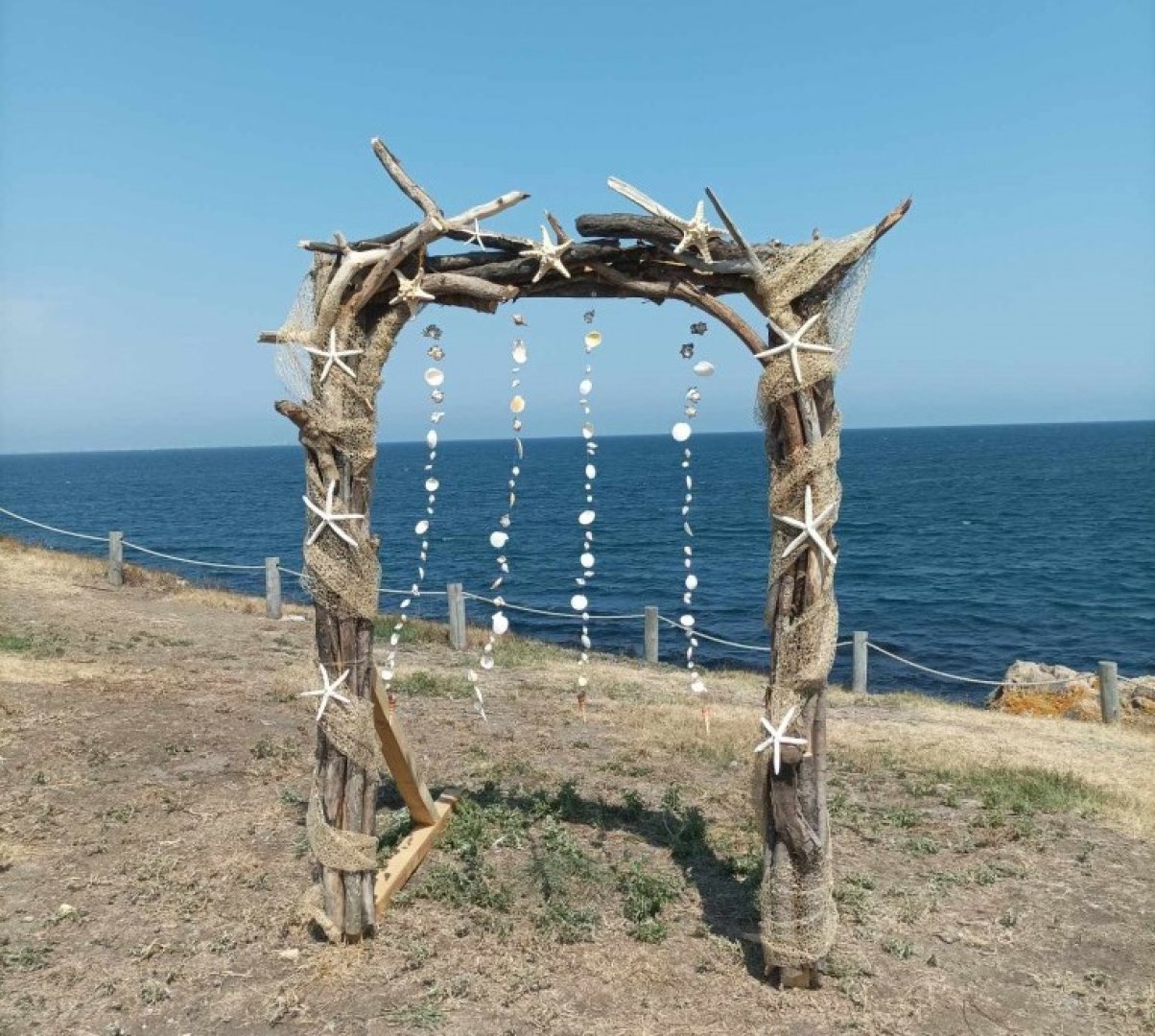 Арката е на острова и е подходящата за сватбени фотосесии. Снимка Община Бургас