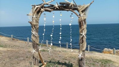 Арката е на острова и е подходящата за сватбени фотосесии. Снимка Община Бургас