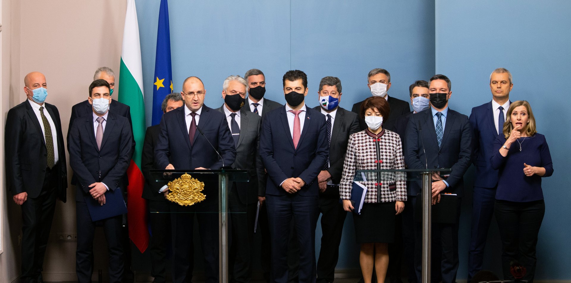 Президентът Румен Радев (в средата без маската) заедно с участниците в консултативния съвет обяви становището, което е постигнато по време на заседанието. Снимка пресцентър на президентството