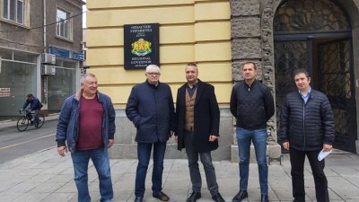 Водачът на листата Петър Кънев (вторият отляво надясно) с колегите си от БСП входираха листата в РИК. Снимки БСП - Бургас