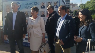 Генерал Стефан Янев (вляво) дойде в Бургас с водачката на листата за ЕП Даниела Везиева (до него). Втори в листата за НС и ЕП е Явор Жеков (да нея), трета в листата за парламент е Мариела Кирова (вдясно). Снимки Авторът