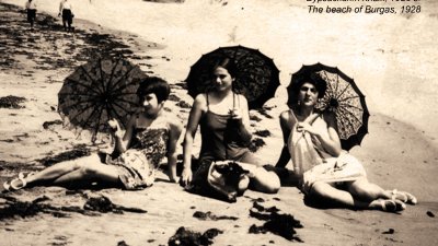 Така са плажували бургазлийки през миналия век. Снимки РИМ - Бургас
