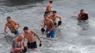 17 смелчаци скочиха в морето, за да се опитат да спасят Светия кръст. Снимки Община Несебър