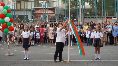 Празникът започна с издигането на националното знаме. Снимки Община Царево