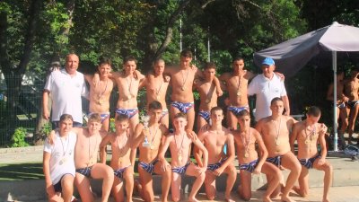 Купата момчетата на старши треньора Петър Йонов вдигнаха на басейн Флора. Снимки Черноморец