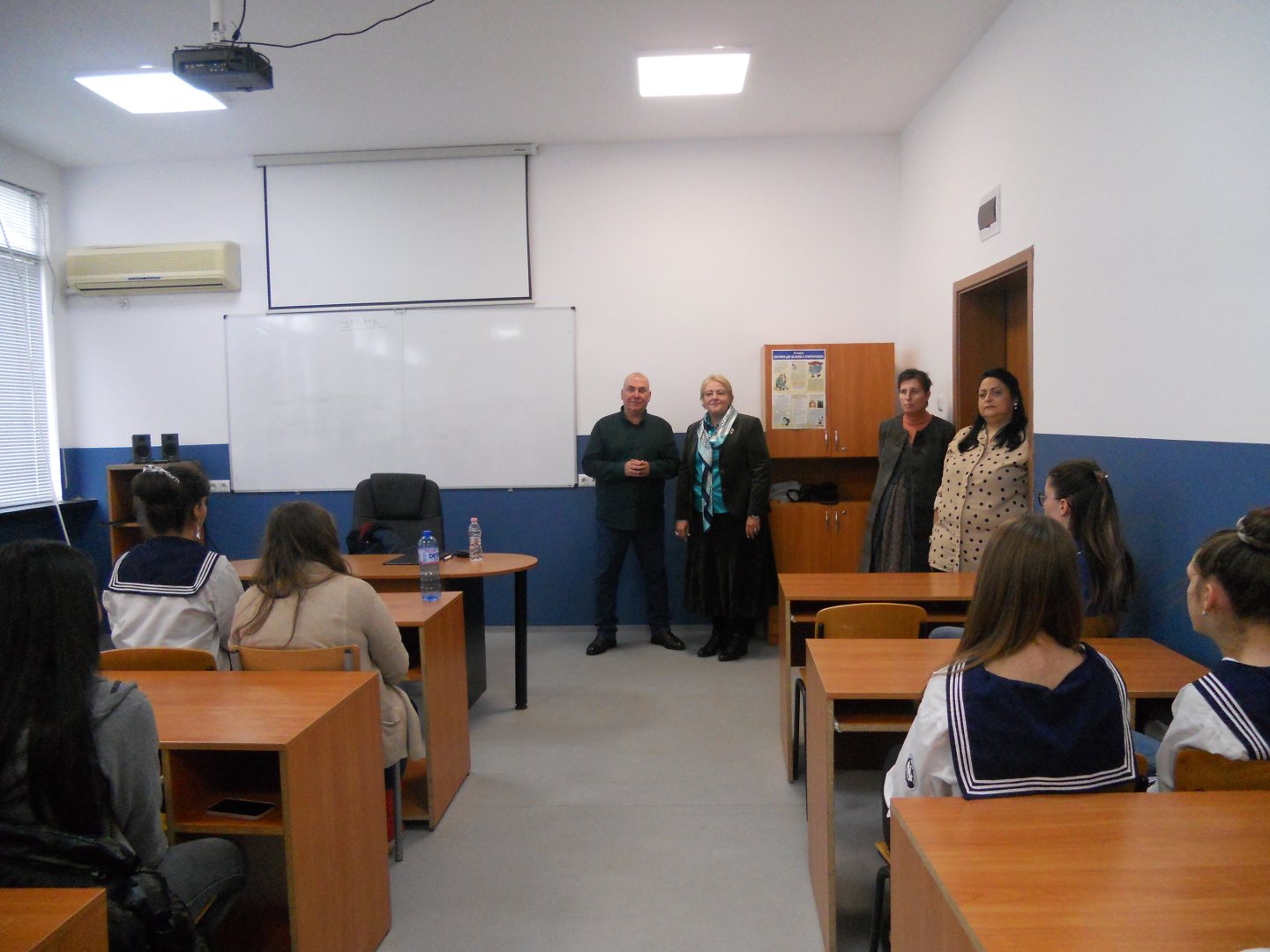 PR на НАП Бургас Христо Узонов влезе в час в Морското училище. Снимки НАП