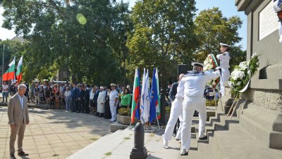 В празничната програма се включиха официални лица и жители на града. Снимки Община Варна