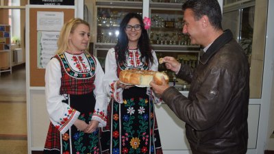 Гостите бяха посрещната по стар български обичай с хляб и сол. Снимки Черноморие-БГ и Лина Главинова