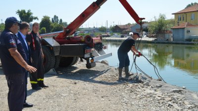 Почистването на канала стана по проект на областна управа