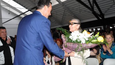 Кметът Димитър Николов поздрави Цветана Манева. Снимки Лина Главинова
