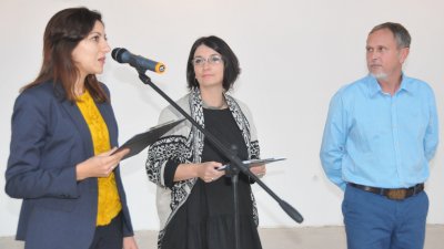 Изложбата откри Петя Караманска (вляво) - маркетинг мениджър на град хотел и СПА 