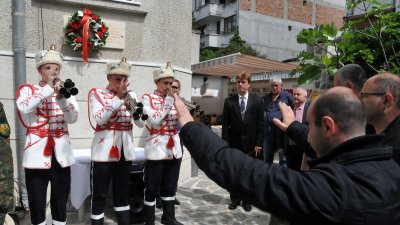 Младежкият гвардейски духов оркестър при ПГЕЕ Константин Фотинов в Бургас участва в церемонията. Снимки Лина Главинова