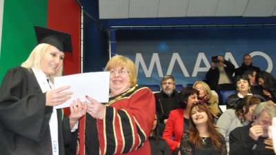 781 абсолвенти от университет Проф д-р Асен Златаров получиха дипломите си днес. Ректорът Магдалена Миткова връчи свидетелствата на 7-те пълни отличници. Снимка Лина Главинова 