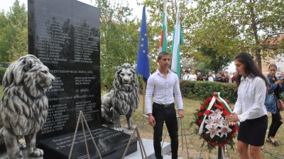 Гражданите на Средец положиха цветя пред новия паметник на загиналите в трите войни. Снимки Лина Главинова