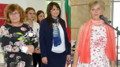 Десет преподаватели са номинирани и ще получат грамоти, каза Виолета Илиева (вдясно). Снимка Архив Черноморие-Бг