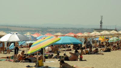 Синоптиците обещаха днешният ден да е най-топъл за сезона. Въпреки делничния ден, стотици бургазлии и гости на града потърсиха спасение от жегата и препълниха плажа. Снимки Черноморие-бг