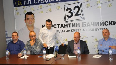 Кандидатите ни за съветници заслужават подкрепата на бургазлии, каза Константин Бачийски (в средата). Снимка Лина Главинова