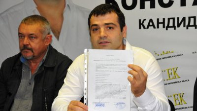 Янко Янков (вляво) и Константин Бачийски са подписали споразумение за местния вот. Снимки Лина Главинова